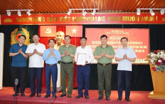 Công bố và trao quyết định của Bộ Công an cho Chủ đầu tư dự án. Ảnh: Xuân Hoa