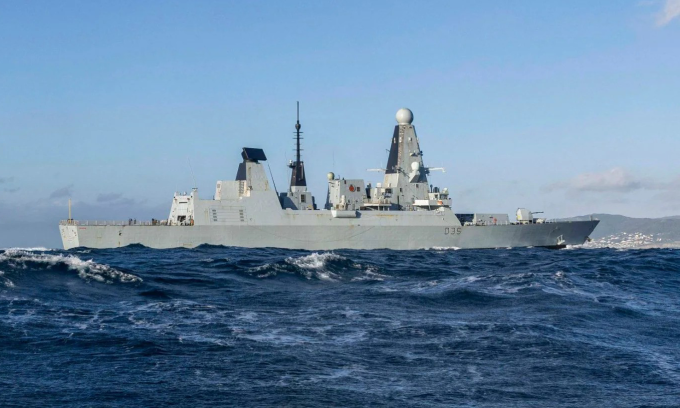 Tàu khu trục HMS Dragon đang trên đường tới Cyprus hồi tháng 3. Ảnh: BQP Anh