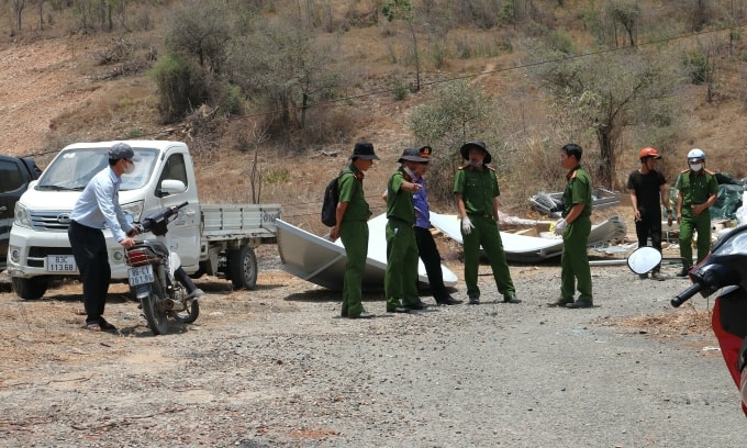 Cảnh sát khám nghiệm hiện trường nơi xe tải dừng bốc hàng trên núi Tà Zôn. Ảnh: Việt Quốc