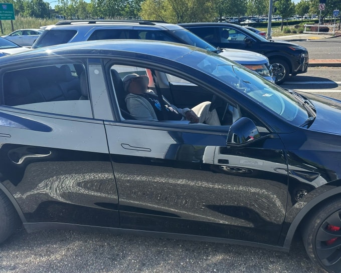 Tài xế bất tỉnh ở ghế lái chiếc Tesla được kích hoạt chế độ lái tự động. Ảnh: Vacavile Police Department