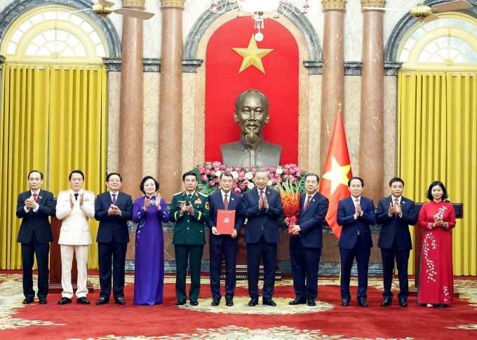 Tổng Bí thư, Chủ tịch nước Tô Lâm trao Quyết định của Bộ Chính trị chỉ định nhân sự của Đảng ủy Chính phủ nhiệm kỳ 2025-2030. Ảnh: TTXVN