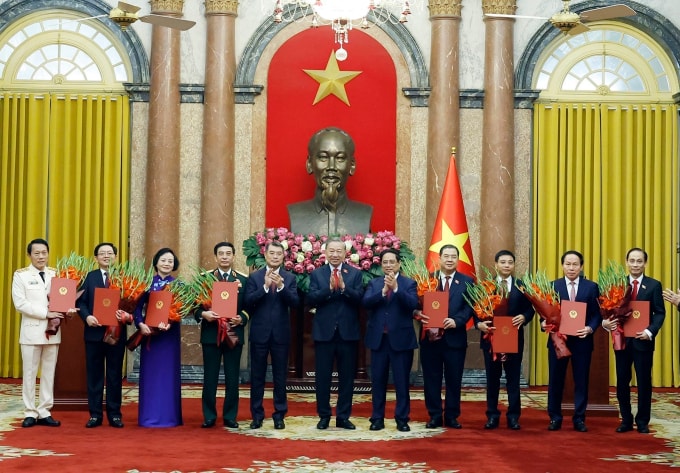 Tổng Bí thư, Chủ tịch nước Tô Lâm trao quyết định bổ nhiệm cho 6 Phó thủ tướng và Bộ trưởng Công an, Bộ trưởng Ngoại giao. Thủ tướng Lê Minh Hưng và nguyên Thủ tướng Phạm Minh Chính tặng hoa chúc mừng các cán bộ mới được bổ nhiệm. Ảnh: TTXVN