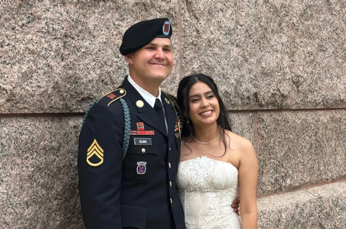 Annie Ramos (phải) cùng chồng Matthew Blank làm đám cưới vào tháng 3. Ảnh: AP