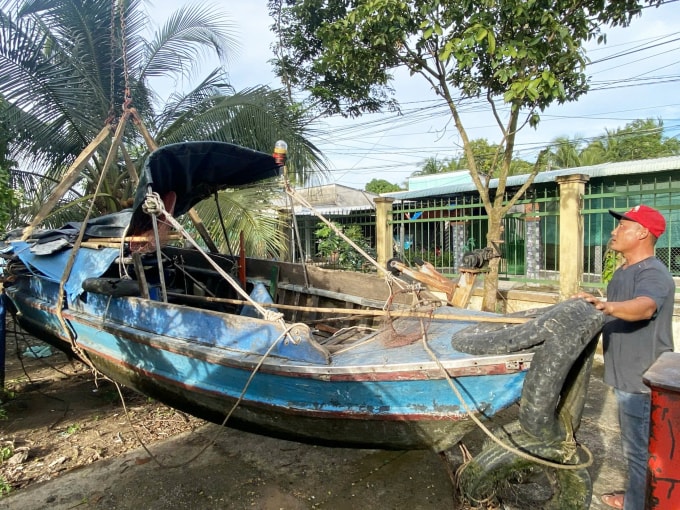 Chiếc đò ngang bị hư hại sau vụ tai nạn. Ảnh: Nam An