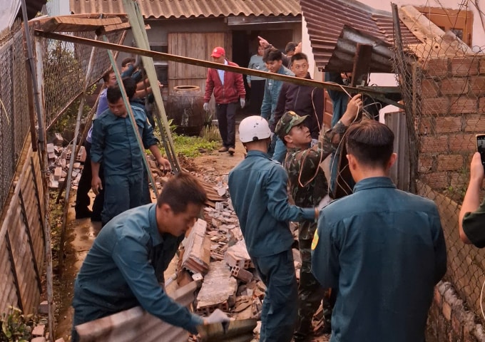 Lực lượng chức năng hỗ trợ người dân lợp lại mái nhà. Ảnh: Hoài Thanh