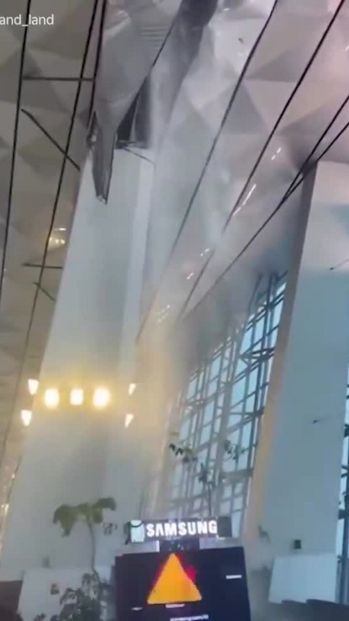 Sân bay lớn nhất Indonesia sập trần do mưa lớn, nước đổ như thác