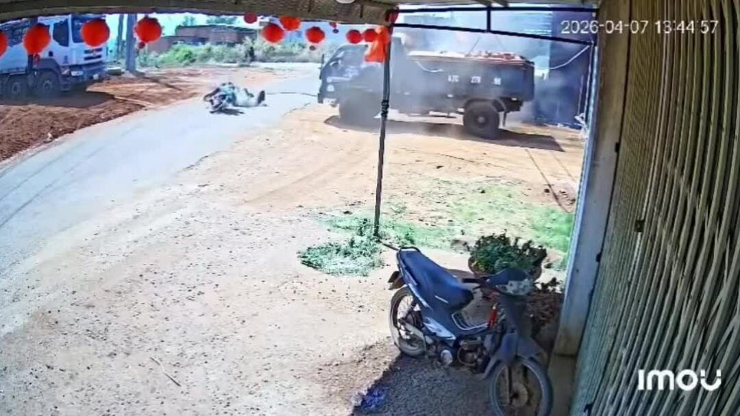 Người đi xe máy ngã sấp vì sợ dây kéo ngang đường giữa hai ôtô