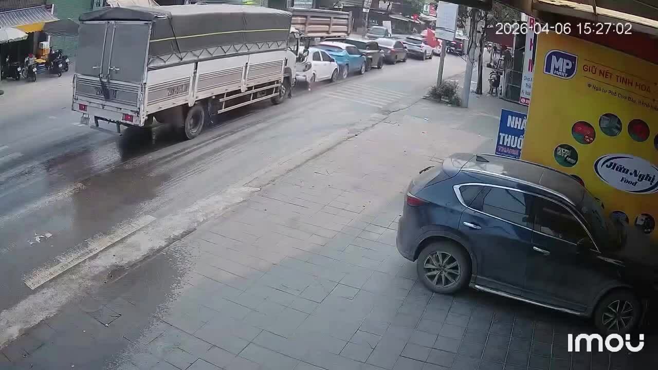 Xe tải đâm dồn toa bốn ôtô