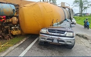 Ô tao lao như "tên bắn", người dân chạy đến cụ bà khỏi xe lật trước khi phương tiện bốc cháy, cái kết khiến ai cũng thở phào - Ảnh 4.