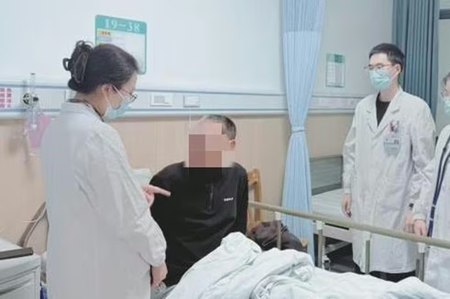 Ăn hải sản kiểu "lạ đời", người đàn ông suýt chết vì điều này - Ảnh 1.