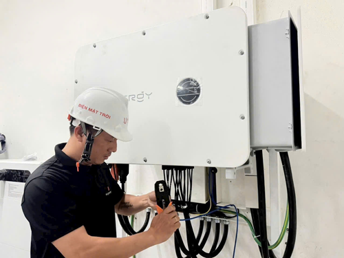 Lắp điện mặt trời kèm pin: Cần được hỗ trợ - Ảnh 1.