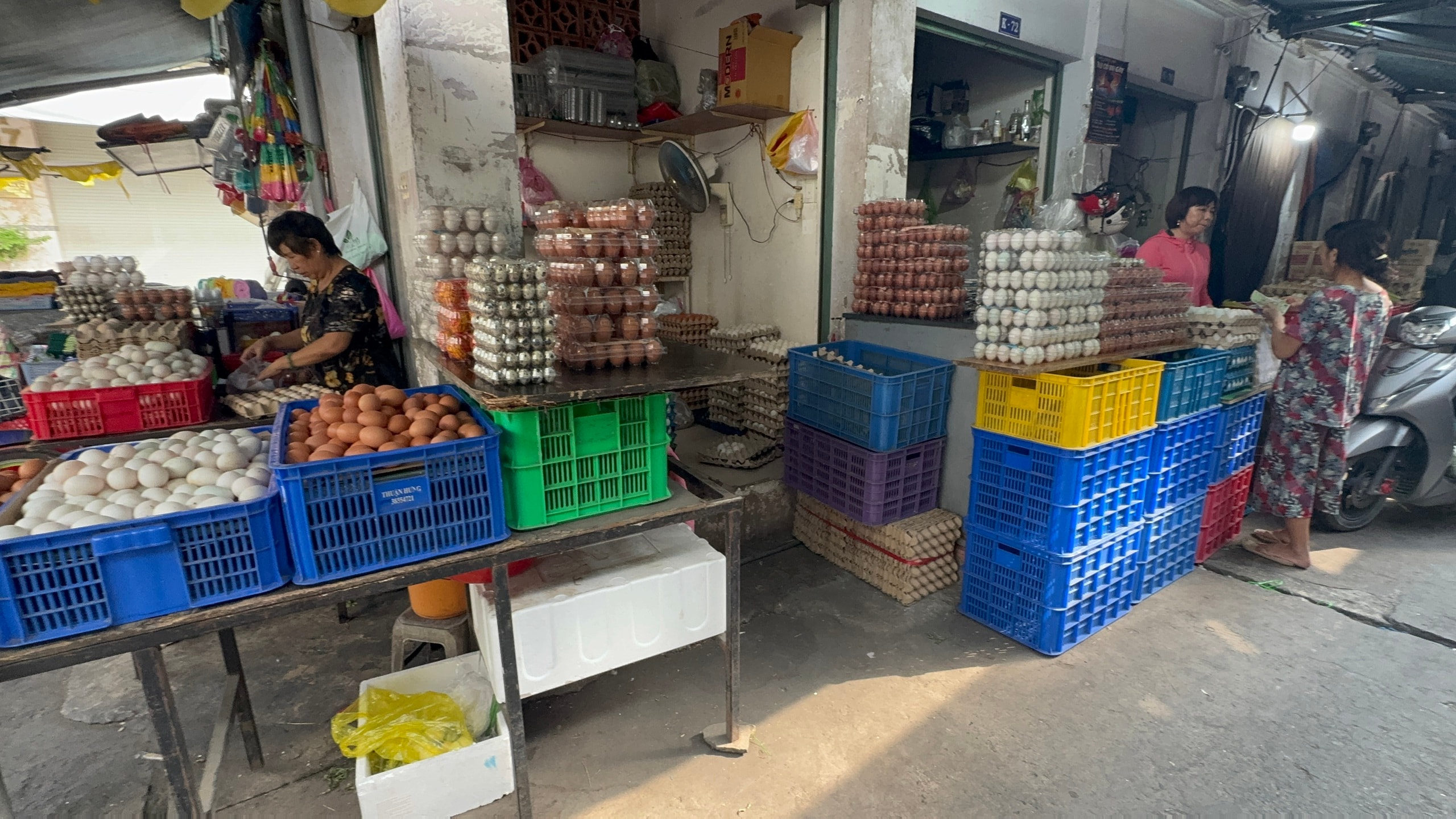 Cùng một loại rau, giá chợ lẻ cao gấp 2-3 lần chợ đầu mối - Ảnh 1.