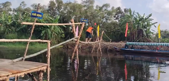 Thử thách đi cầu khỉ tại sự kiện "Hương rừng U Minh" - Ảnh 3.