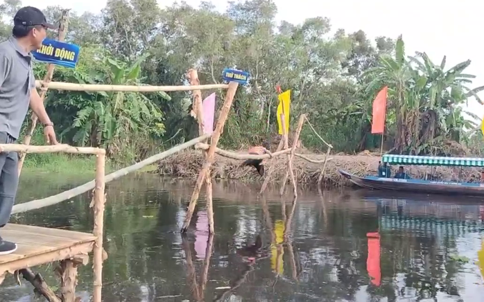 Thử thách đi cầu khỉ tại sự kiện "Hương rừng U Minh" - Ảnh 4.