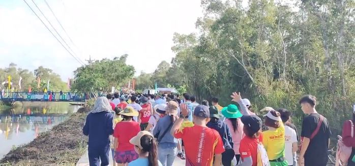 Thử thách đi cầu khỉ tại sự kiện "Hương rừng U Minh" - Ảnh 2.