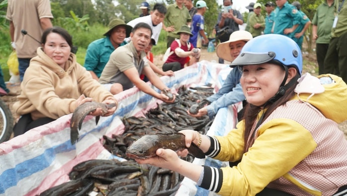 Thử thách đi cầu khỉ tại sự kiện "Hương rừng U Minh" - Ảnh 1.