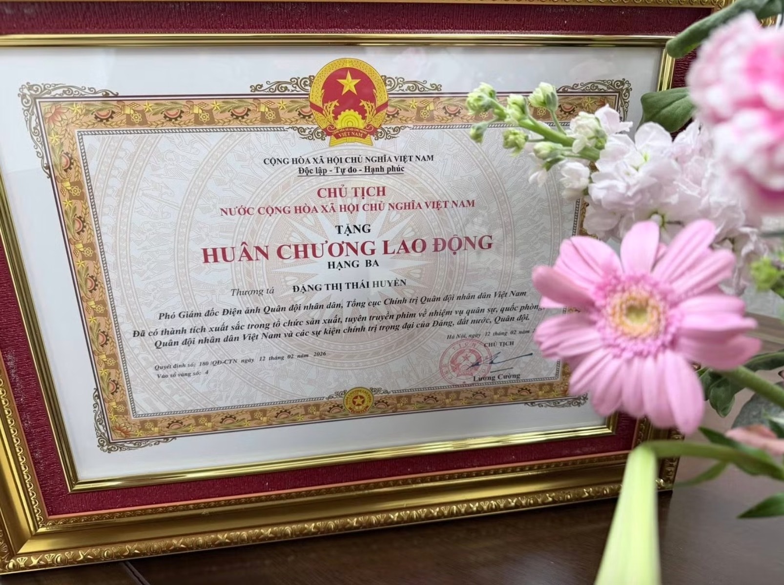 Nữ NSƯT mang hàm Thượng tá vừa nhận Huân chương Lao động hạng Ba là ai? - 2