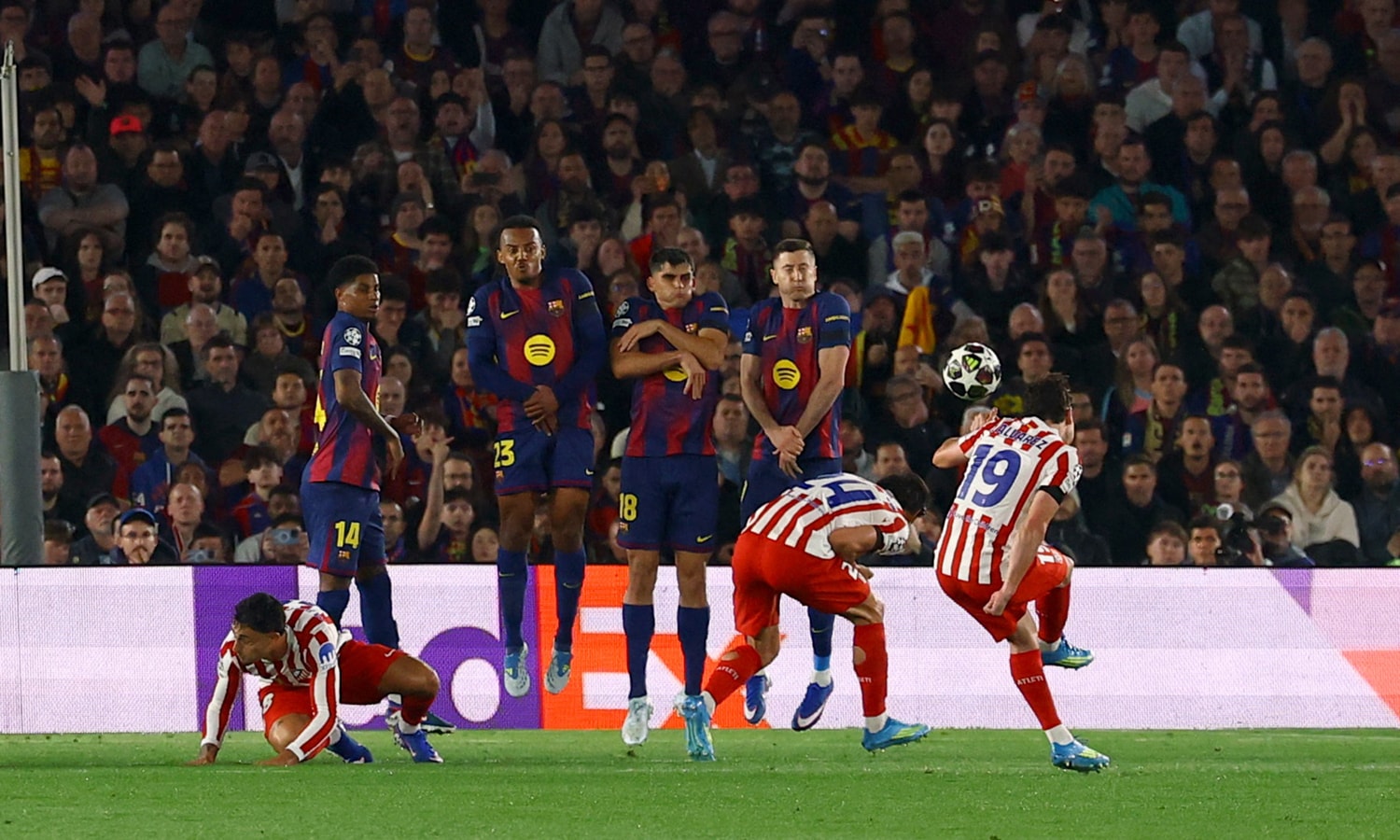 Alvarez ghi bàn bằng siêu phẩm sút phạt. (Ảnh: Reuters)