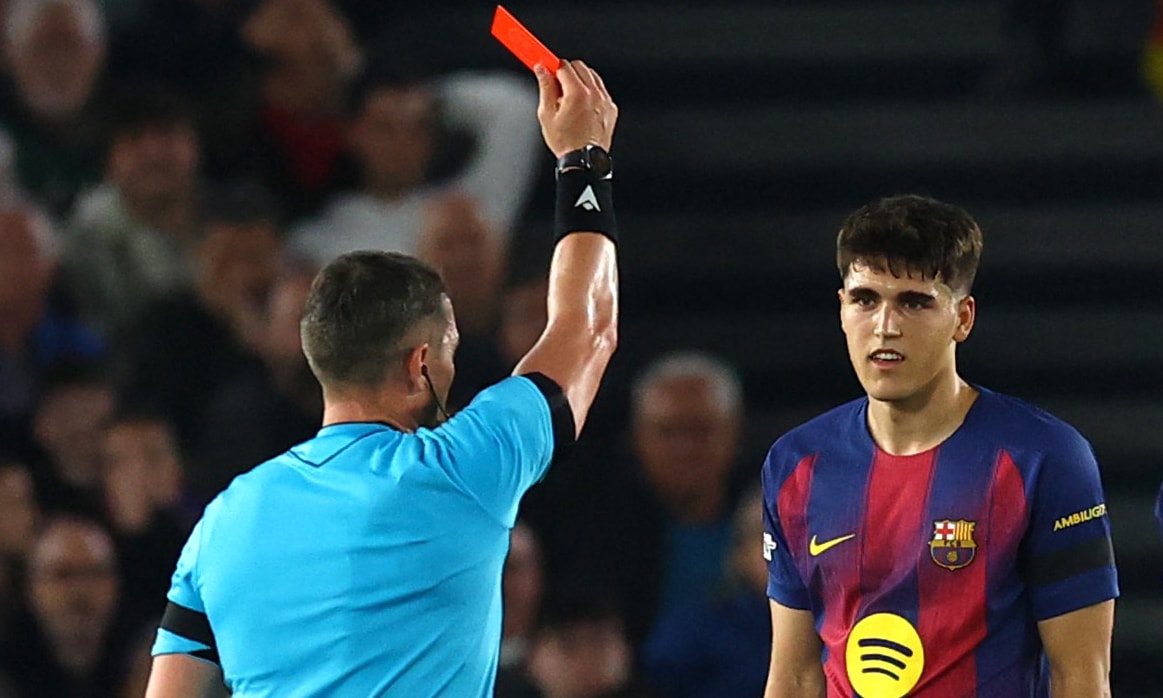 Tấm thẻ đỏ mà Cubarsi phải nhận là bước ngoặt khiến Barcelona thua Atletico Madrid. (Ảnh: Reuters)