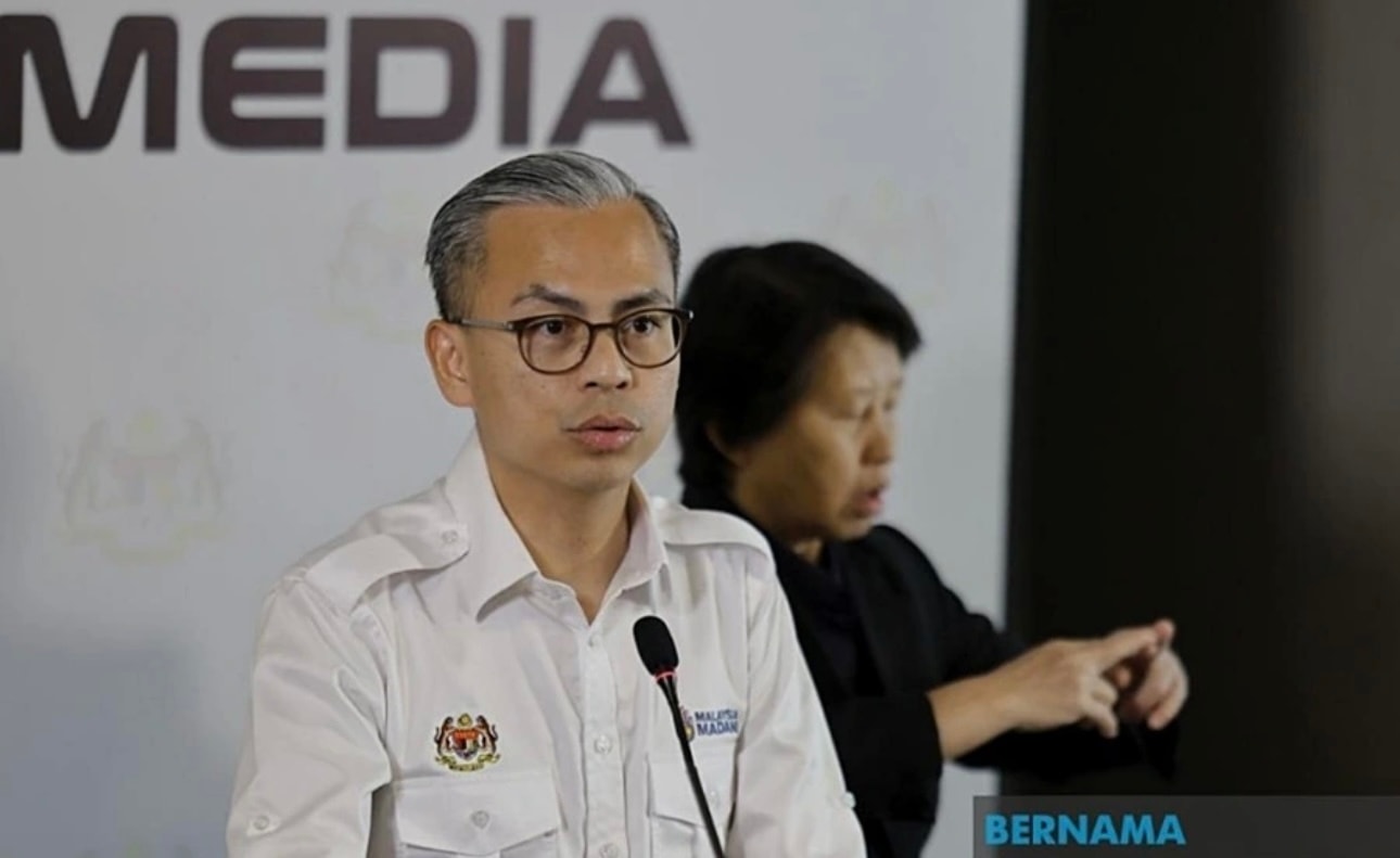 Bộ trưởng Truyền thông kiêm Người Phát ngôn Chính phủ Malaysia Datuk Fahmi Fadzil trong buổi họp báo hôm 8/4. (Ảnh: Bernama)