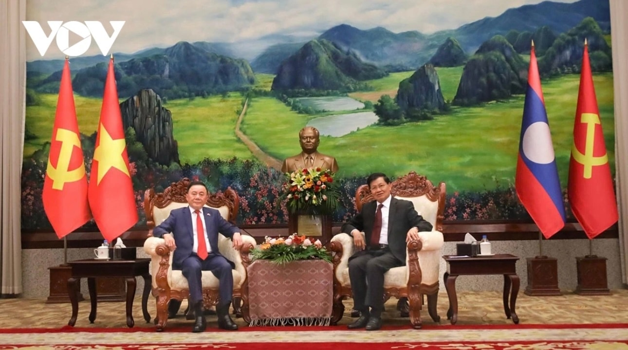 Đồng chí Trần Cẩm Tú và Tổng Bí thư, Chủ tịch nước Lào Thongloun Sisoulith.