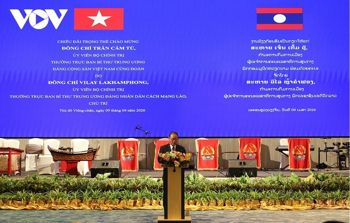 Đồng chí Vilay Lakhamphong phát biểu tại buổi chiêu đãi.