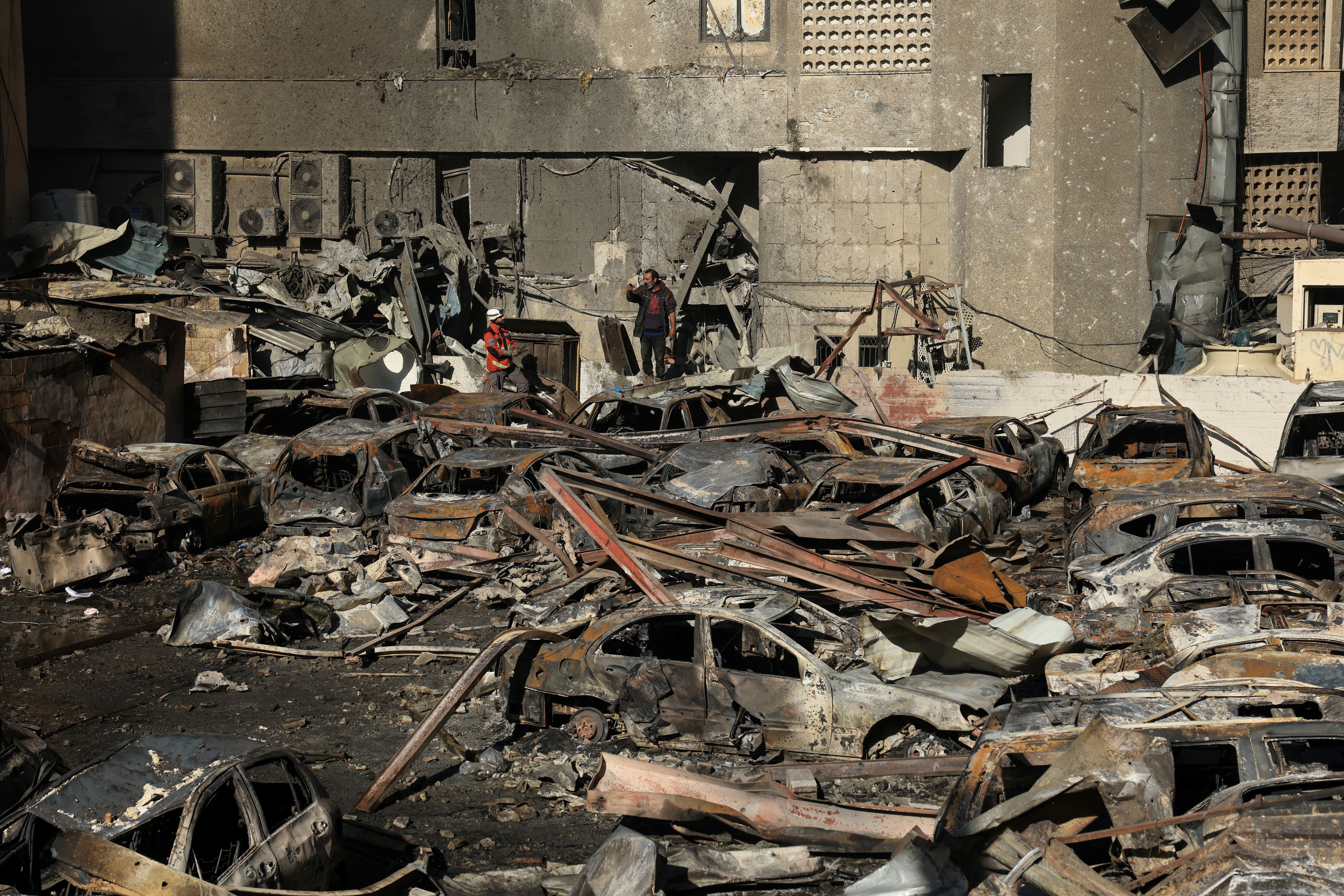 Những chiếc xe bị cháy rụi tại hiện trường vụ tấn công của Israel hôm thứ Tư, ở Al-Mazraa, Beirut, Lebanon ngày 9/4.