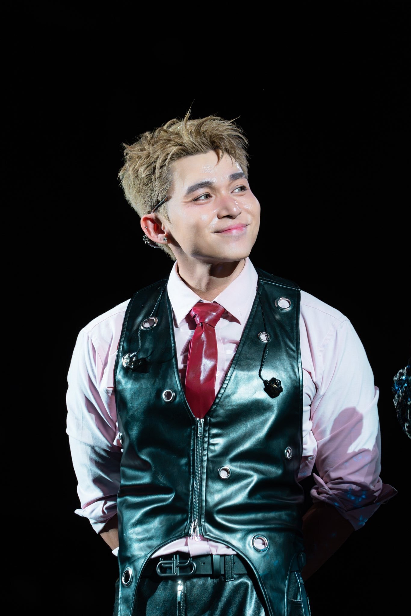 MV mới của Jun Phạm nhận tranh cãi vì chứa nhiều yếu tố gợi cảm.