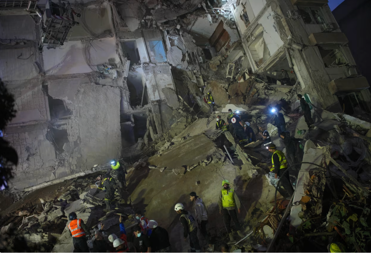 Hiện tại, lực lượng cứu hộ vẫn tiếp tục hoạt động tìm kiếm nạn nhân mắc kẹt trong các tòa nhà bị phá hủy do cuộc không kích của Israel ở trung tâm Beirut. (Ảnh: AP)