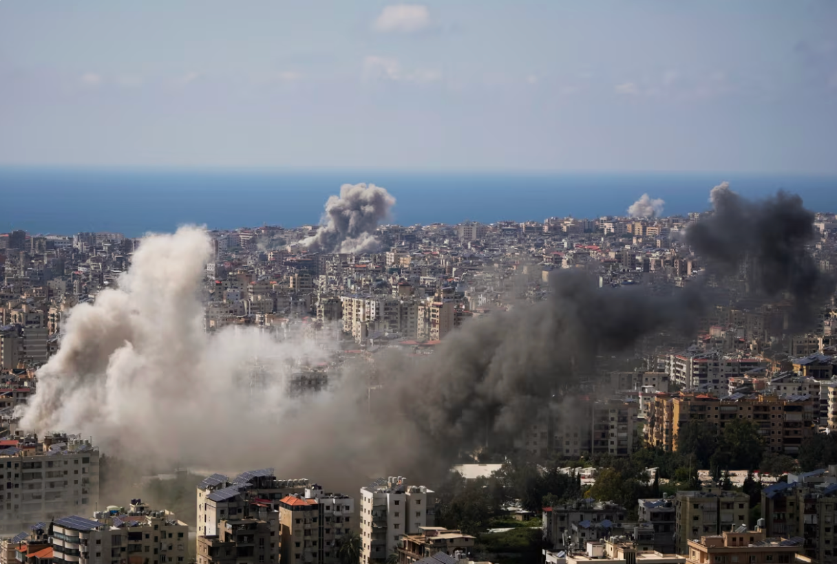 Lực lượng Phòng vệ Israel cũng phát động cuộc tấn công mới vào Beirut sau khi hoàn thành cuộc tấn công phối hợp lớn nhất ở Lebanon. (Ảnh: AP)