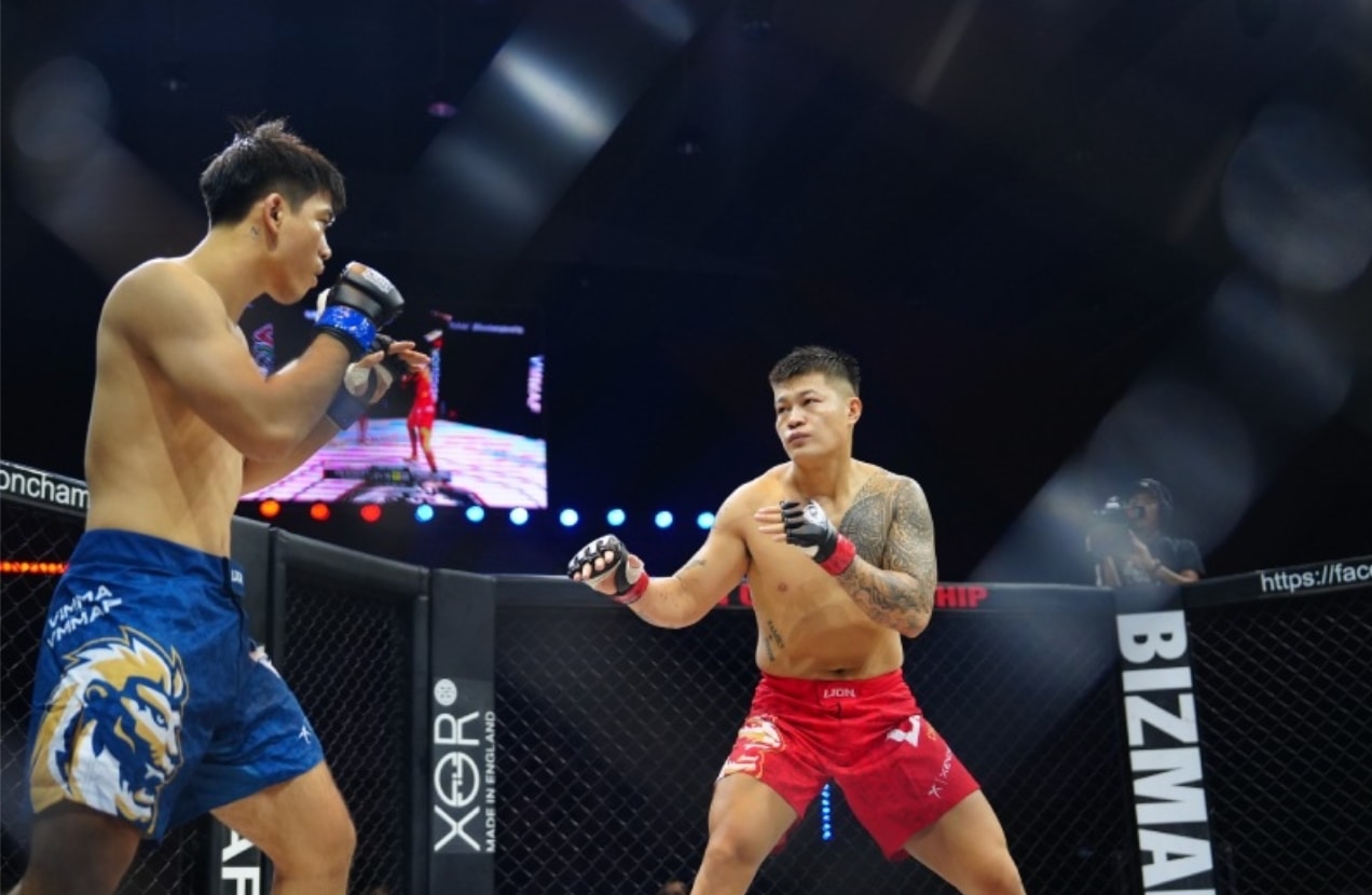 Lý Văn Huynh (quần đỏ) trong chiến thắng quyết định anh sẽ góp mặt tại trận tranh đai vô địch của LION Championship hạng 77kg. (Nguồn: Cục Thể dục Thể thao)