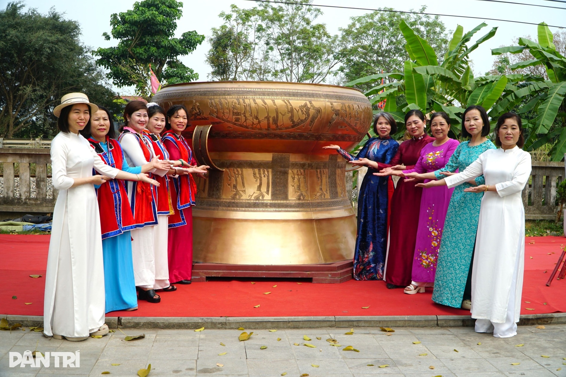 Du khách thích thú chiêm ngắm trống đồng khổng lồ ở lễ hội đền Bà Triệu - 8 Du khách thích thú chiêm ngắm trống đồng khổng lồ ở lễ hội đền Bà Triệu - 8