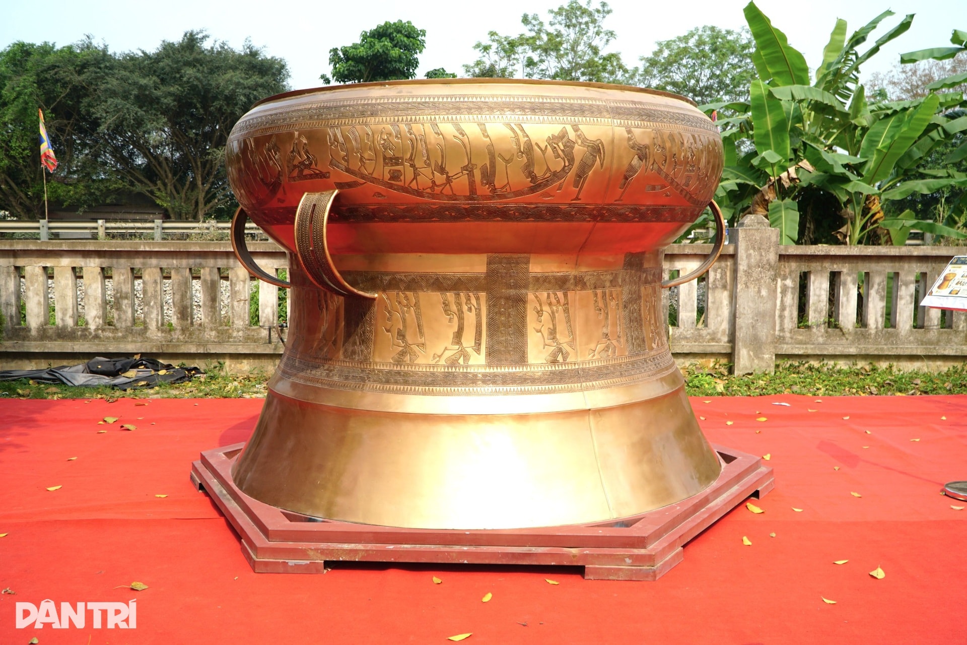 Du khách thích thú chiêm ngắm trống đồng khổng lồ ở lễ hội đền Bà Triệu - 9 Du khách thích thú chiêm ngắm trống đồng khổng lồ ở lễ hội đền Bà Triệu - 9