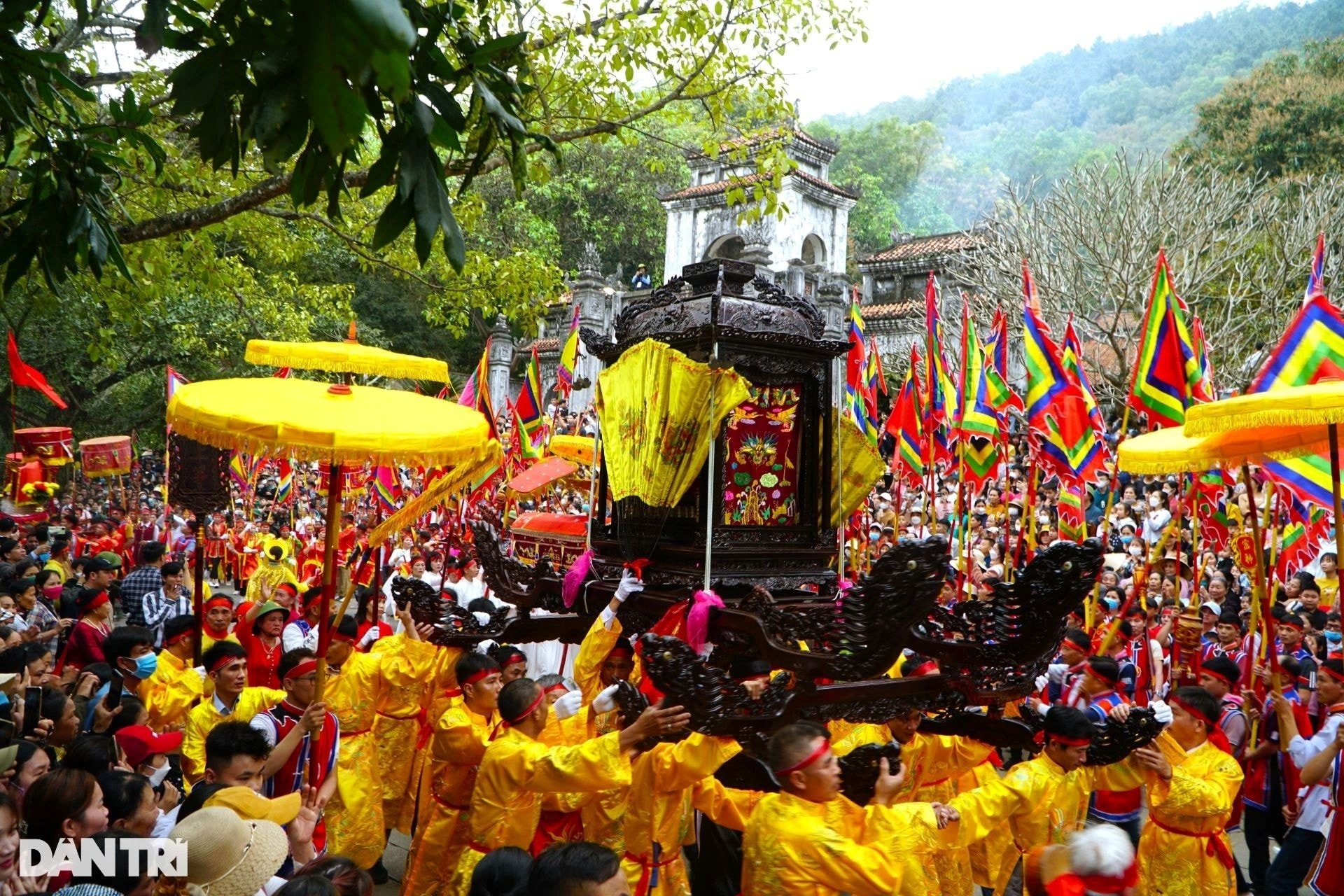 Du khách thích thú chiêm ngắm trống đồng khổng lồ ở lễ hội đền Bà Triệu - 7 Du khách thích thú chiêm ngắm trống đồng khổng lồ ở lễ hội đền Bà Triệu - 7