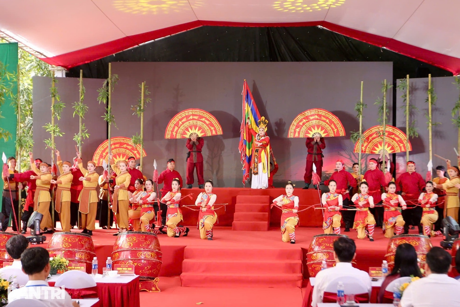 Du khách thích thú chiêm ngắm trống đồng khổng lồ ở lễ hội đền Bà Triệu - 5 Du khách thích thú chiêm ngắm trống đồng khổng lồ ở lễ hội đền Bà Triệu - 5