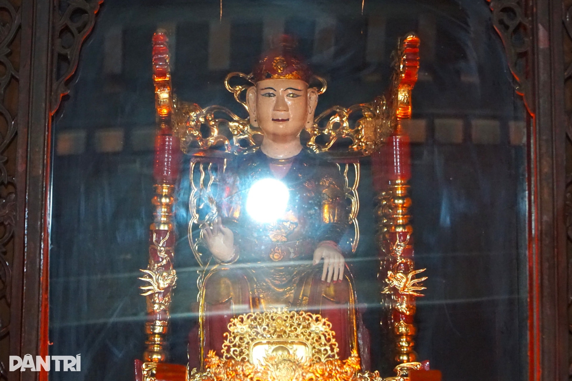 Du khách thích thú chiêm ngắm trống đồng khổng lồ ở lễ hội đền Bà Triệu - 2 Du khách thích thú chiêm ngắm trống đồng khổng lồ ở lễ hội đền Bà Triệu - 2