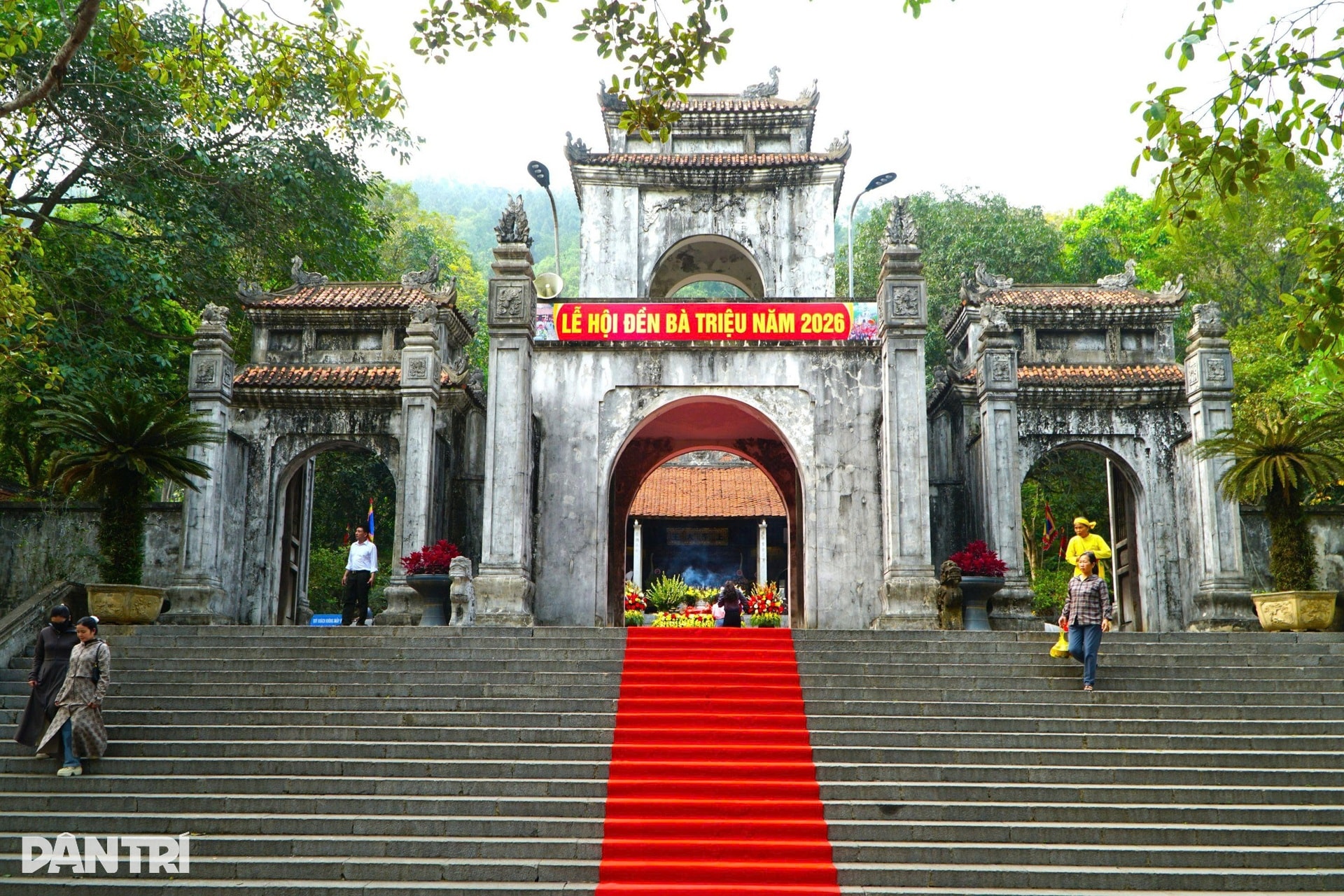 Du khách thích thú chiêm ngắm trống đồng khổng lồ ở lễ hội đền Bà Triệu - 1 Du khách thích thú chiêm ngắm trống đồng khổng lồ ở lễ hội đền Bà Triệu - 1