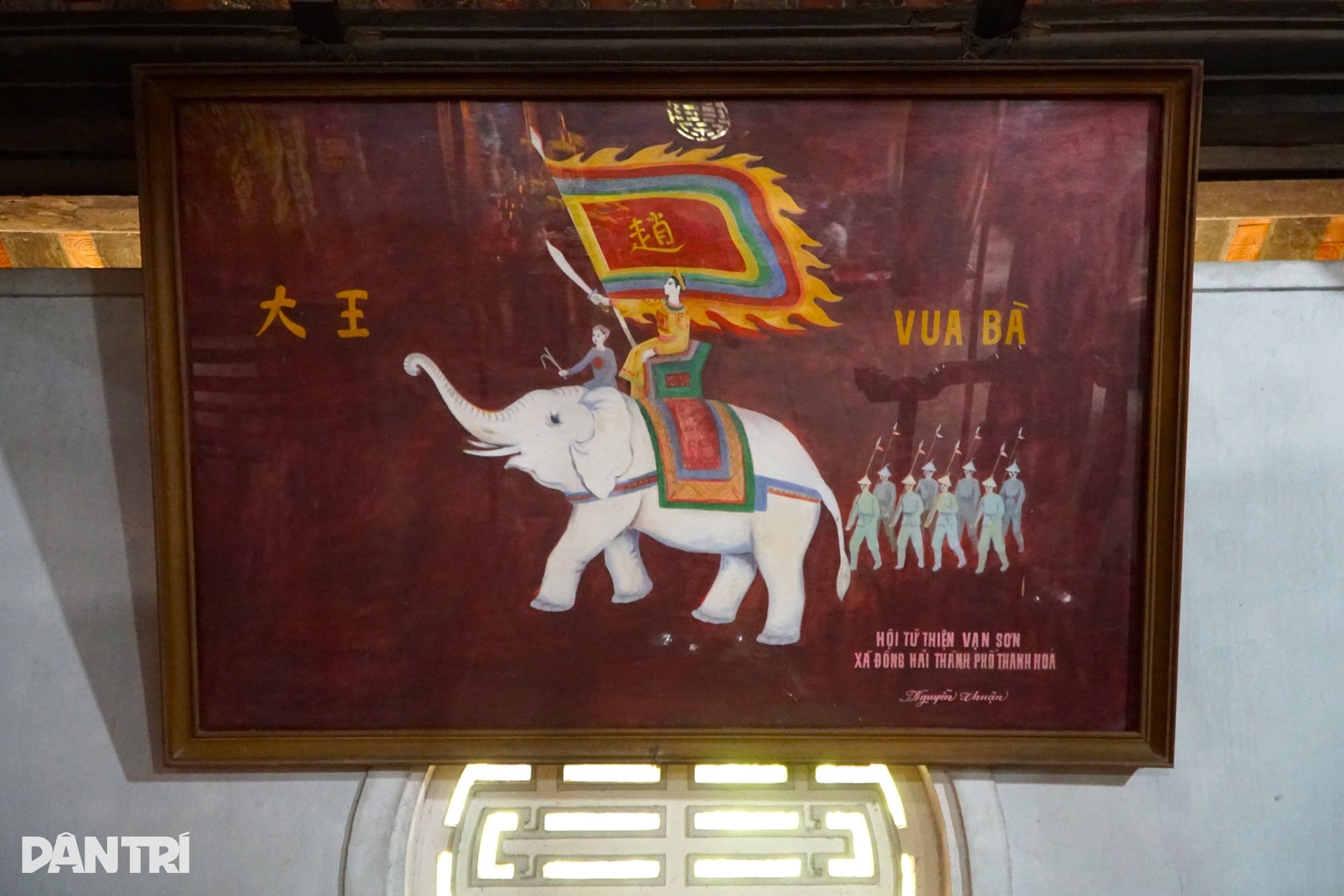 Du khách thích thú chiêm ngắm trống đồng khổng lồ ở lễ hội đền Bà Triệu - 3 Du khách thích thú chiêm ngắm trống đồng khổng lồ ở lễ hội đền Bà Triệu - 3