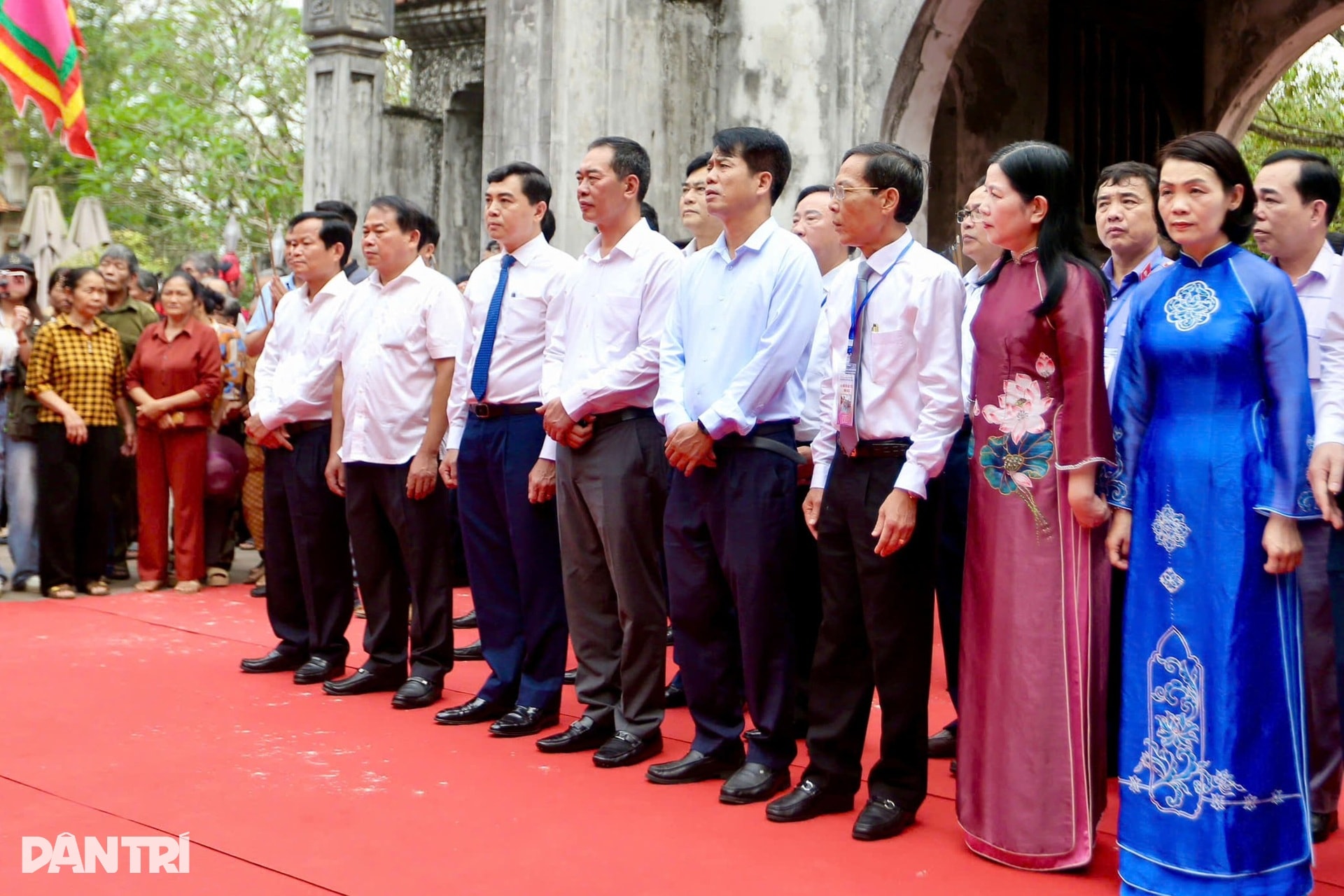 Du khách thích thú chiêm ngắm trống đồng khổng lồ ở lễ hội đền Bà Triệu - 6 Du khách thích thú chiêm ngắm trống đồng khổng lồ ở lễ hội đền Bà Triệu - 6