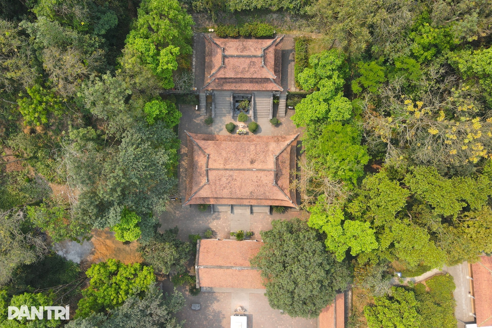 Du khách thích thú chiêm ngắm trống đồng khổng lồ ở lễ hội đền Bà Triệu - 4 Du khách thích thú chiêm ngắm trống đồng khổng lồ ở lễ hội đền Bà Triệu - 4