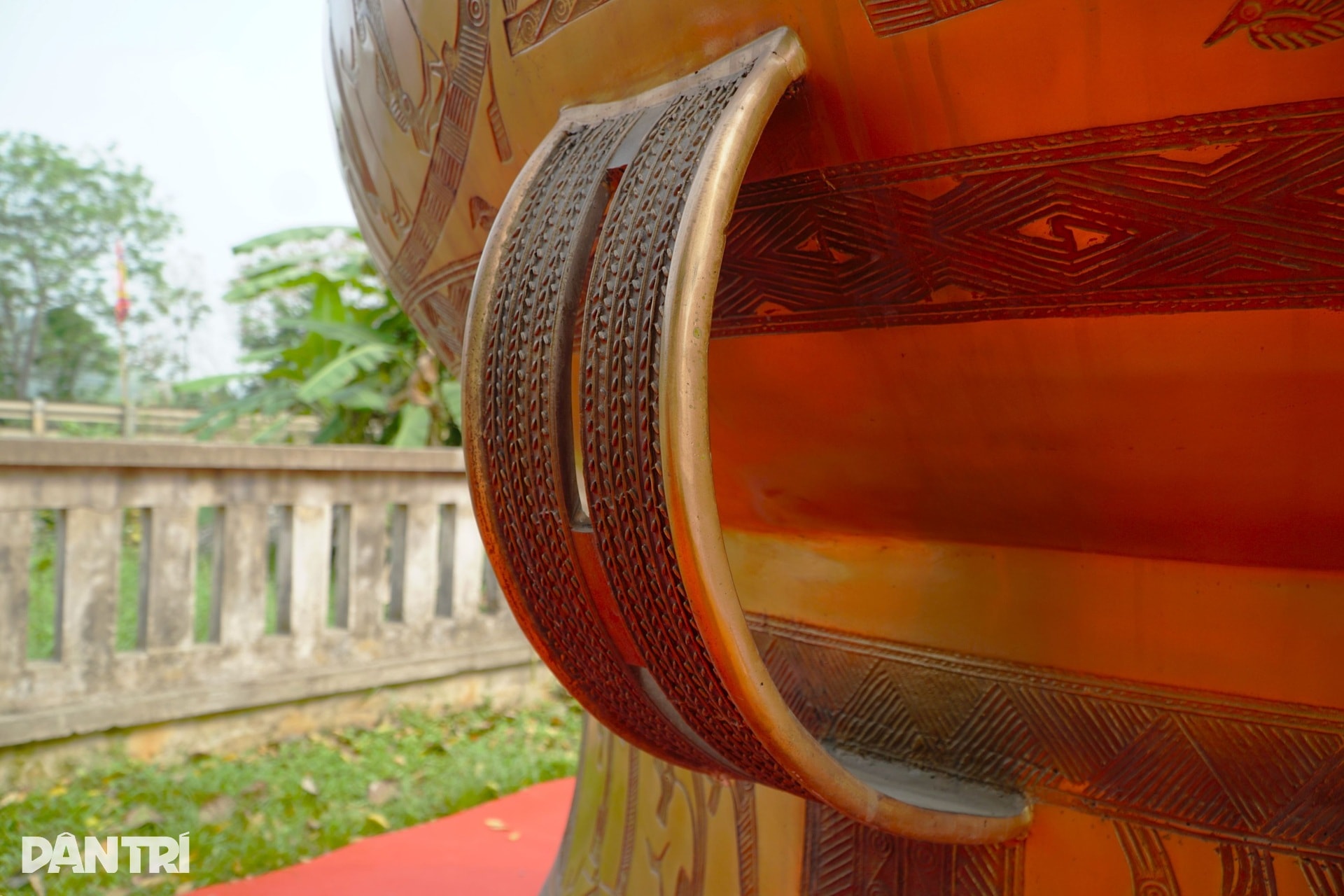 Du khách thích thú chiêm ngắm trống đồng khổng lồ ở lễ hội đền Bà Triệu - 11 Du khách thích thú chiêm ngắm trống đồng khổng lồ ở lễ hội đền Bà Triệu - 11