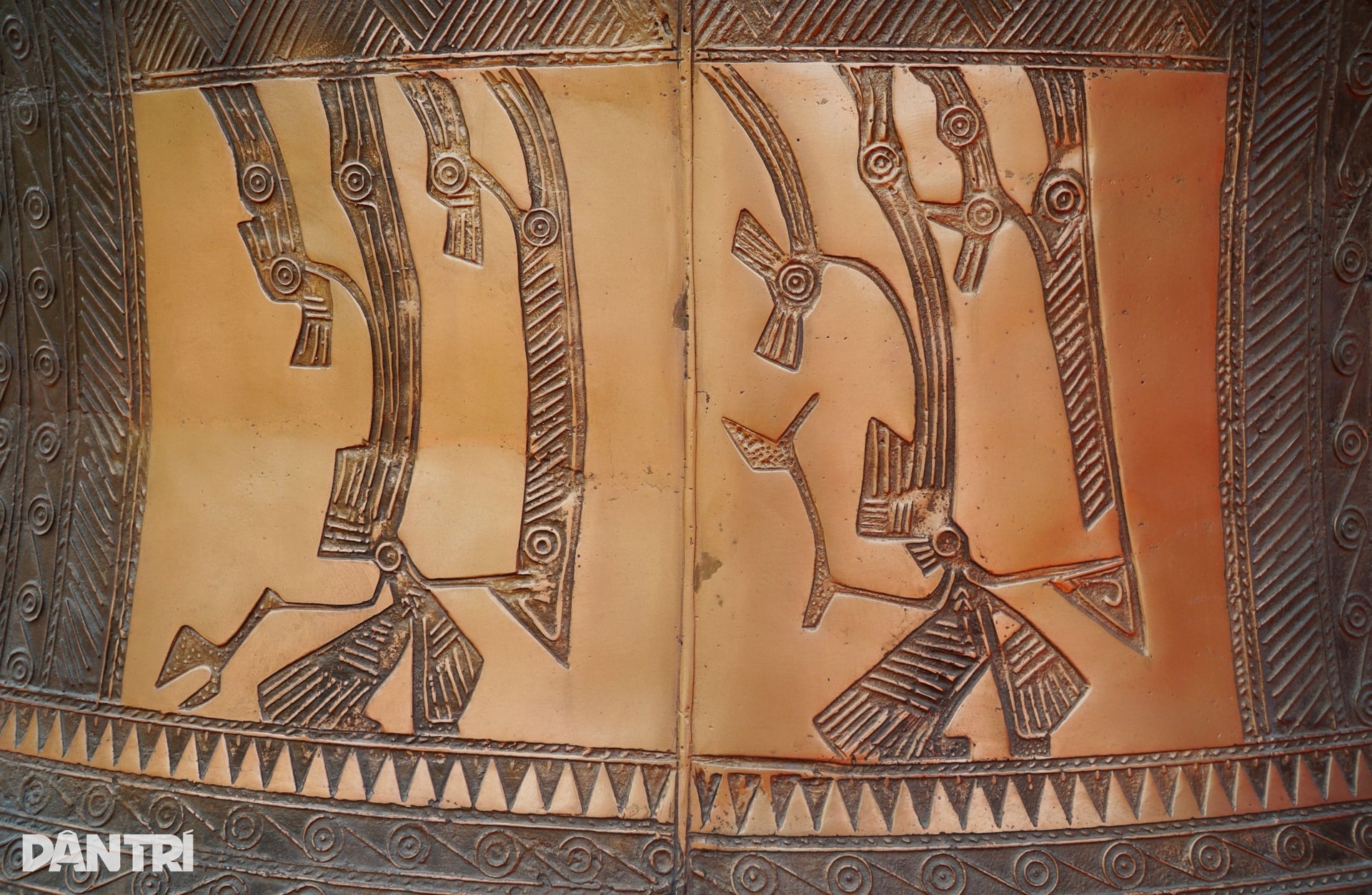 Du khách thích thú chiêm ngắm trống đồng khổng lồ ở lễ hội đền Bà Triệu - 10 Du khách thích thú chiêm ngắm trống đồng khổng lồ ở lễ hội đền Bà Triệu - 10