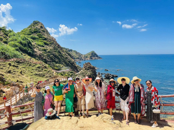 Khách du lịch trong chuyến tham quan Quy Nhơn. Ảnh: Vietluxtour