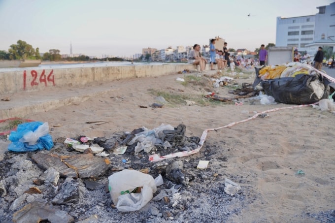 Khu vực bờ kè dọc sông ngập rác do người dân, du khách xả ra khi đến hóng gió. Ảnh: Tuấn Anh