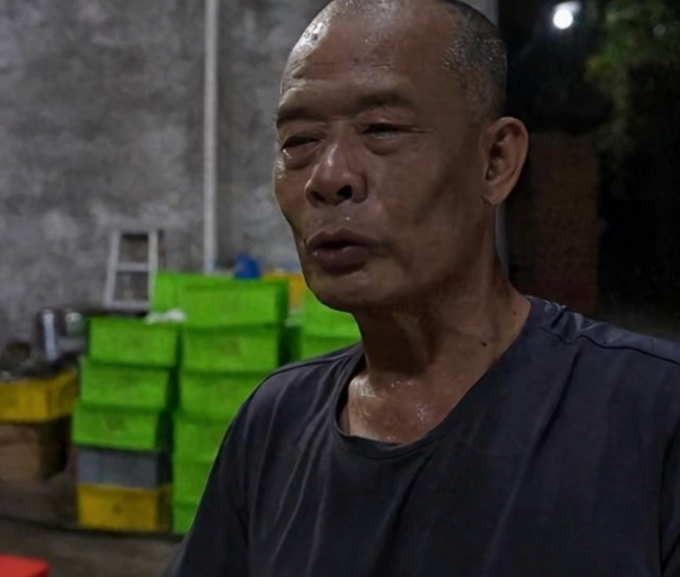 Ông Mo, chủ quán lẩu gà ở Phật Sơn, Quảng Đông nói kiệt sức do khách đến ăn quá đông. Ảnh: Sina