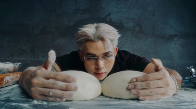 Hình ảnh nhào nặn bột của Jun Phạm trong MV bị cho khiến người xem liên tưởng đến hình ảnh nhạy cảm. Ảnh: Nhân vật cung cấp