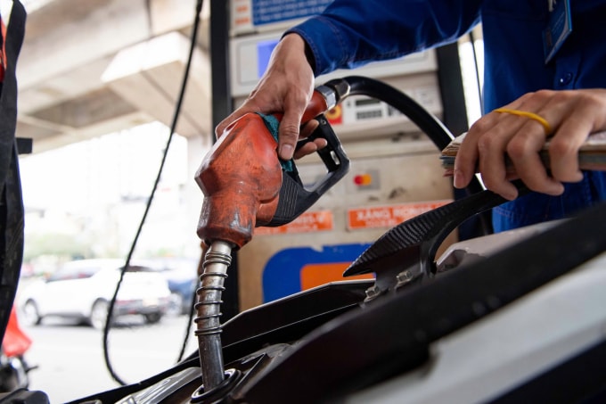 Nhân viên cây xăng đang bơm nhiên liệu cho khách. Ảnh: Hoàng Giang
