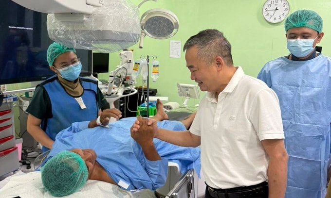 Bác sĩ Nguyễn Lân Hiếu động viên bệnh nhân trước khi vào phẫu thuật. Ảnh: Bác sĩ cung cấp