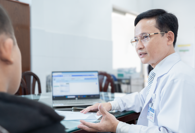 Bác sĩ Phước thăm khám, tư vấn cho bệnh nhân. Ảnh: Bệnh viện cung cấp