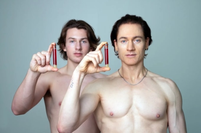 Bryan Johnson (phải) và con trai Talmage Johnson (trái). Ảnh: Bryan Johnson